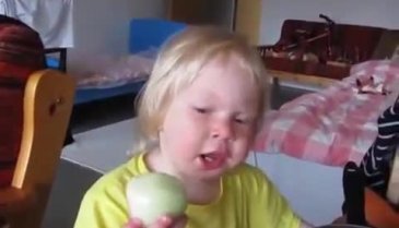 Soğan yiyen küçük kız