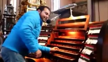 Kilise orguyla Ankara'nın Bağları çalan adam