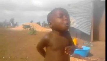 Yerel şarkı söyleyen Afrikalı çocuk