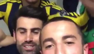 Fenerbahceli futbolculardan soyunma odasi kutlamasi