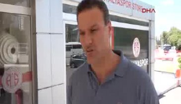 Alpay Özalan: Milli takımın coşkuyla oynaması gerekir