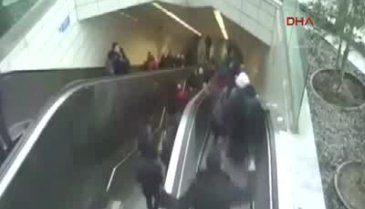 Yürüyen merdivenin çökme anı kamerada