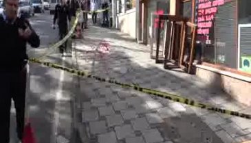 Balkondan başına mermer düşen eski futbolcu öldü