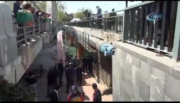 Antalya'da köprüden atlayan kızı, bot işletmecisi kurtardı