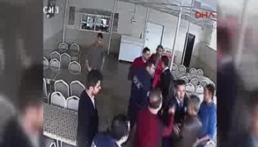 Polis, okul müdürünü tartakladı!