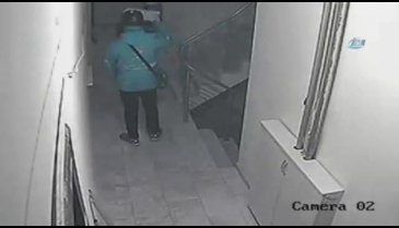 Pizzaya tüküren kurye güvenlik kamerasında!
