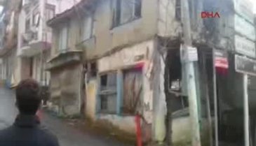 İstanbul'da 2 katlı metruk bina çöktü!