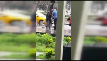 Sosyal medya bu adamı konuşuyor! Yaşlı kadına montunu verdi