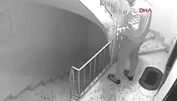 Polis memuru komşusuna silah çekti!