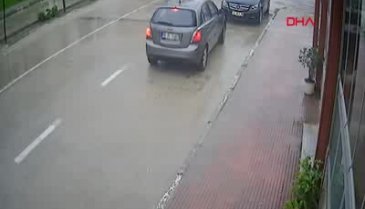 Bursa'da çarptığı otomobilde 1 kişi yaralanan sürücü, düşen plakayı alıp kaçtı