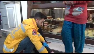 Bu da dilenci terörü! 12 yaşındaki kız tramvaydan itildi