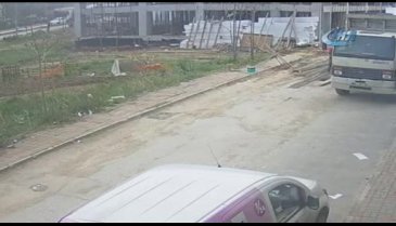 Bursa'da 3 kişinin yaralandığı göçük güvenlik kamerasına yansıdı
