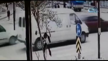 Bursa'da genç kıza otomobil çarpma anı kamerada
