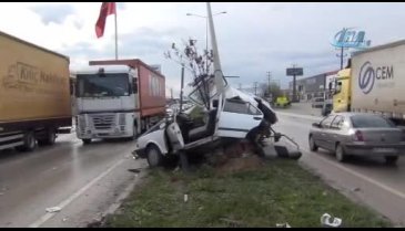 Bursa'da ikiye bölünen araçta can verdi