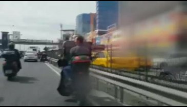 Trafikte pes dedirten görüntü