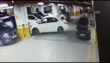 Yanlış parka kızıp aracın silecekleri kırdı