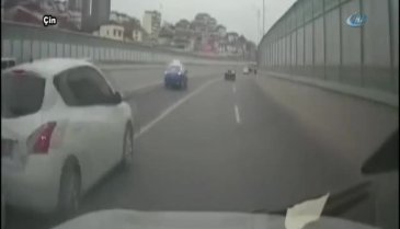 Duvara çarpan motosikletli, otomobilin altında kaldı