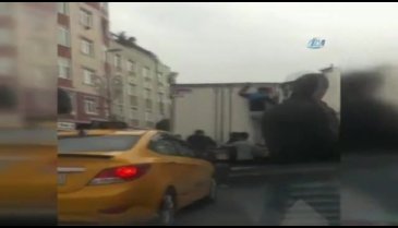 Trafikte ölüme meydan okuyan çocuklar kamerada!