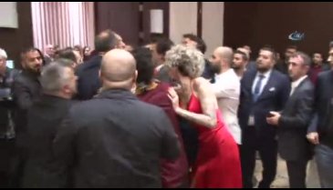 Ünlü DJ Berna Öztürk'e galada saldırı