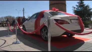 Tek dersten kalan öğrenci son model otomobil kazandı