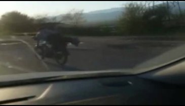 Motosikletli sürücünün tehlikeli yolculuğu