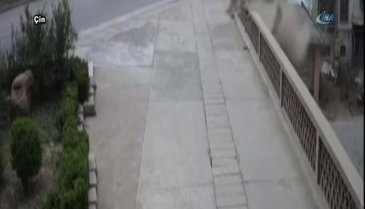 Traktör köprüden aşağı uçtu!