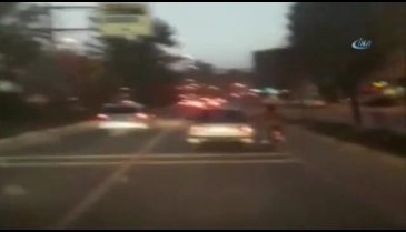 Otomobil sürücüsü arıza yapan motosikleti böyle çekti