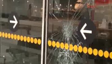 Uçağı kaçıran yolcu kapıyı kırıp aprona daldı!
