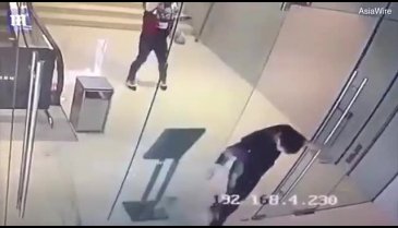 Cam kapıyı tuzla buz etti!