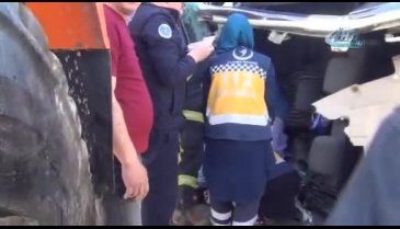 Bursa'da iş makinesi ile çarpışan araçta sıkışarak can verdi