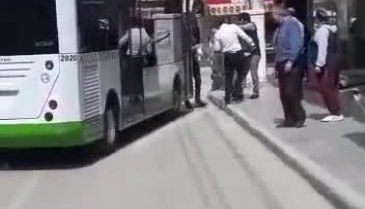 Bursa'da Özel Halk Otobüsü şoföründen bıçaklı kavga!