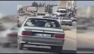 Arka koltuktaki yolcu hayrete düşürdü!