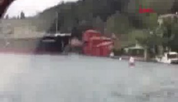 İşte İstanbul Boğazı'ndaki geminin yalıya çarpa anı!