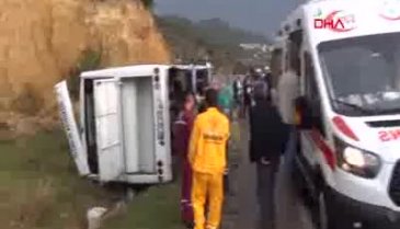 Öğrenci servisi devrildi: 15 yaralı