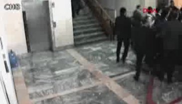 ATO Başkanvekilini merdivenlerden atıp polisin önünde tekmelemişler!