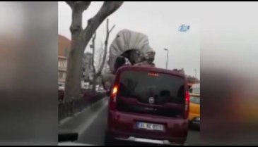 Aşırı yüklü kamyonet trafikte tehlike saçtı