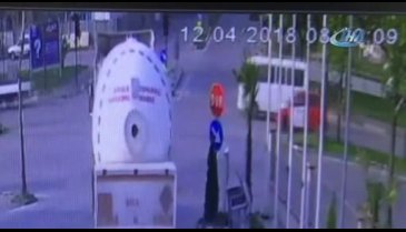 Bursa'da kırmızı ışıkta geçen bisikletliye kamyonet çarptı!