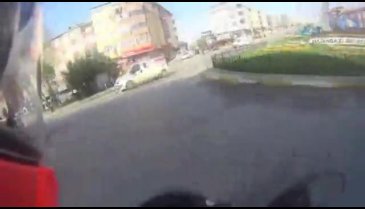 Ters dönüş yapan araç motosiklete çarptı