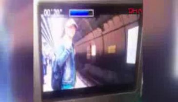 Marmaray'da trenin önüne böyle atlamış!