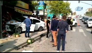 Bursa'da araç büfenin içine daldı