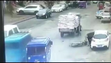 Motosikletliyi canından ediyordu