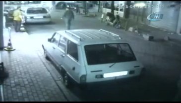 Ara sokağa giren TIR dehşet saçtı