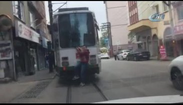 Bursa'da tramvay arkasında tehlikeli yolculuk!