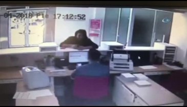 Çocuğunun oyuncak tabancasıyla banka soymaya kalktı