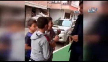 Market önünde skandal! Her tokada bir dondurma...