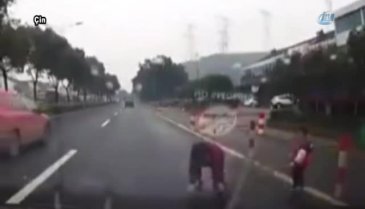 Yola fırlayan çocuk, korkulu anlar yaşattı!