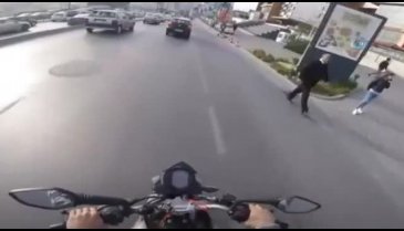 Servis şoförüyle motosikletlinin tekme tokat kavgası kamerada