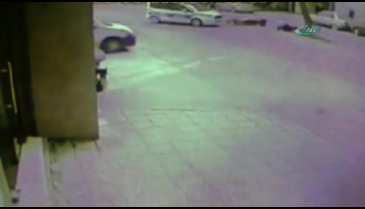 Polis aracıyla çarpışan motosikletli defalarca takla attı