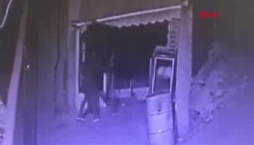 Bursa'da bakkalı 10 dakikada boşalttılar!