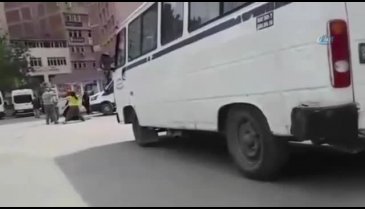 Kadınlar adamı sopa ve şemsiyeyle dövdü